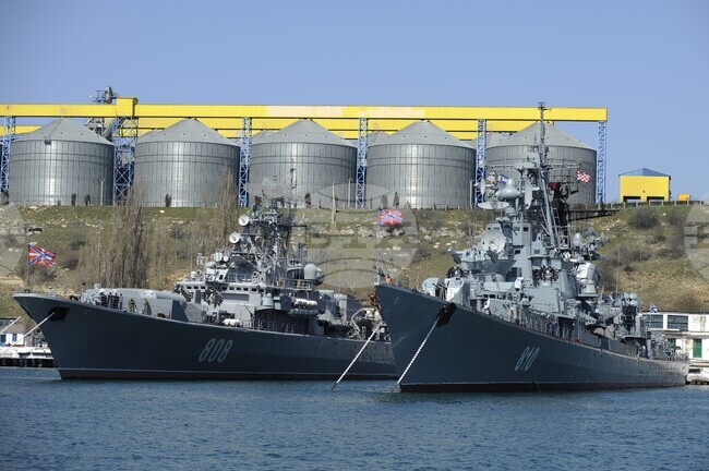 Руски кораб с пшеница е бил изтеглен до брега след украинска атака с дрон, причинила най-малко три жертви