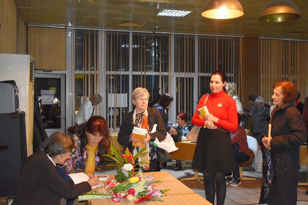 Община Разград: Писателката Здравка Евтимова очарова разградските си почитатели на литературна среща, организирана от Федерацията на жените и РБ“Проф. Боян Пенев“