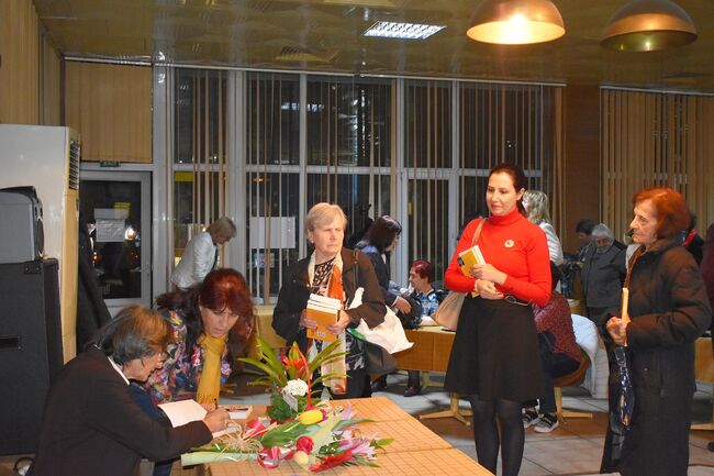 Община Разград: Писателката Здравка Евтимова очарова разградските си почитатели на литературна среща, организирана от Федерацията на жените и РБ“Проф. Боян Пенев“