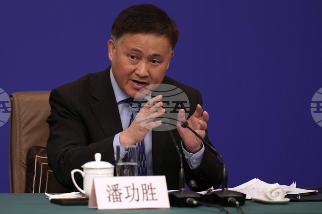 Юанът беше една от най-стабилните валути през изминалата година, заяви управителят на централната банка на страната Пан Гуншън