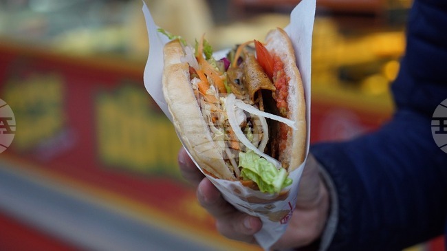 КАБАР: В частно училище в Бишкек след консумация на дюнери са пострадали 84 души