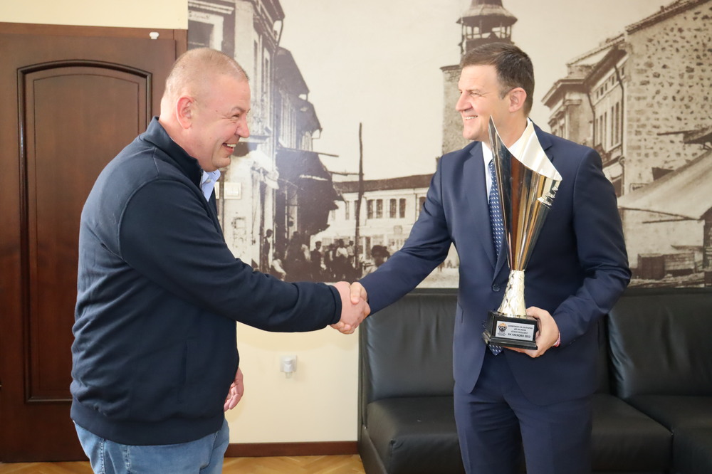 Легендата на националния отбор по баскетбол Станислав Станков подари на Община Хасково шампионските купи, спечелени от звездния женски баскетболен отбор “Хасково 2012”