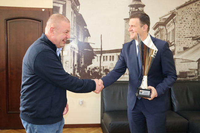 Легендата на националния отбор по баскетбол Станислав Станков подари на Община Хасково шампионските купи, спечелени от звездния женски баскетболен отбор “Хасково 2012”