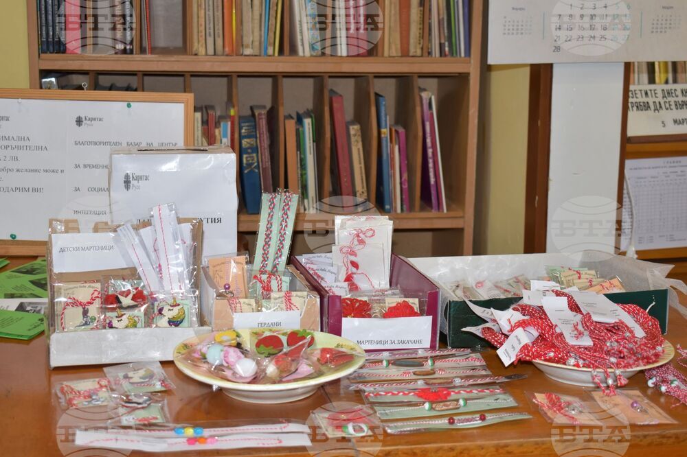 Бездомни и деца изработиха мартеници за благотворителен базар в Русе