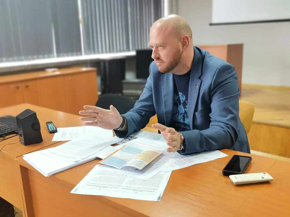 Община Плевен: Местната комисия за борба срещу противообществените прояви на малолетни и непълнолетни проведе среща с ученици в Езиковата гимназия 