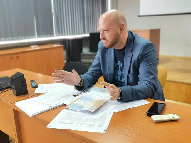 Община Плевен: Местната комисия за борба срещу противообществените прояви на малолетни и непълнолетни проведе среща с ученици в Езиковата гимназия 