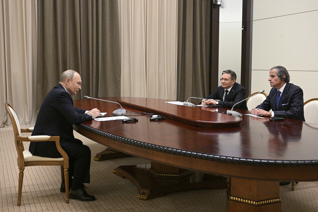 Ръководителят на МААЕ обсъди с руския президент Путин в Сочи положението със сигурността в Запорожката АЕЦ в Украйна