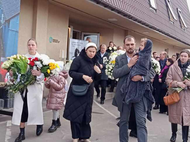 Стотици хора се сбогуваха с жената и четиримесечния син на бесарабския българин, загинали на 2 март по време на атака с дронове в Одеса
