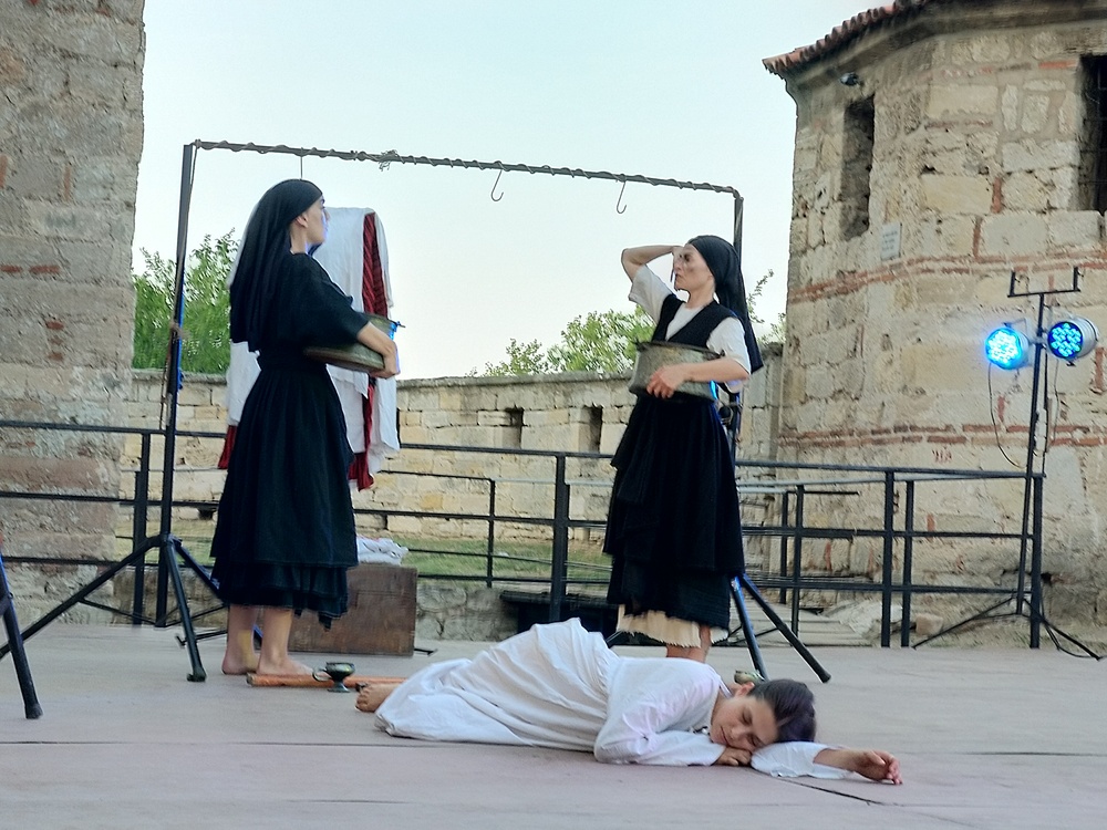 Пиесата “Зарови ме в небето” на сцената на крепостта „Баба Вида“