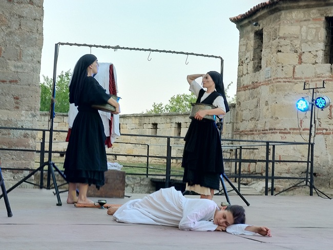 Пиесата “Зарови ме в небето” на сцената на крепостта „Баба Вида“