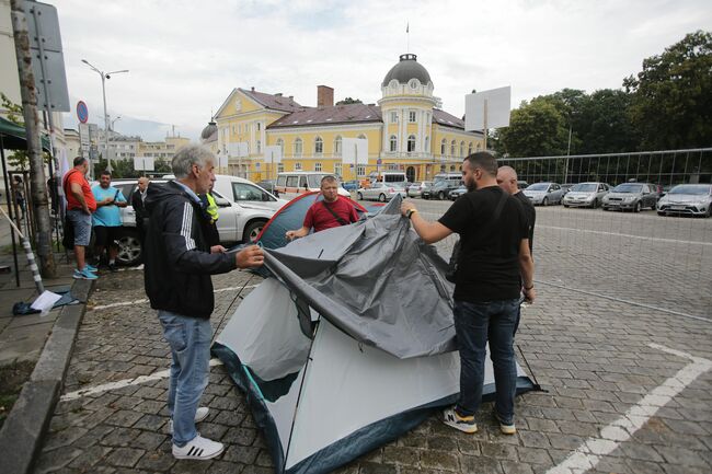 Втори пореден ден пътните строители протестират пред служебния вход на Народното събрание, опънаха и палатки