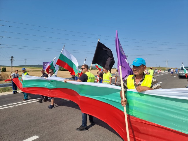 Работниците на "Автомагистрали - Черно море" прекратиха протеста си след едночасова блокада на пътния възел „Белокопитово“ на АМ „Хемус“