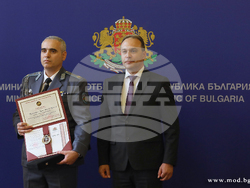 Министърът на отбраната Драгомир Заков и началникът на отбраната адмирал Емил Ефтимов  наградиха отличниците от випуск „Полковник Борис Дрангов“ на Военната академия