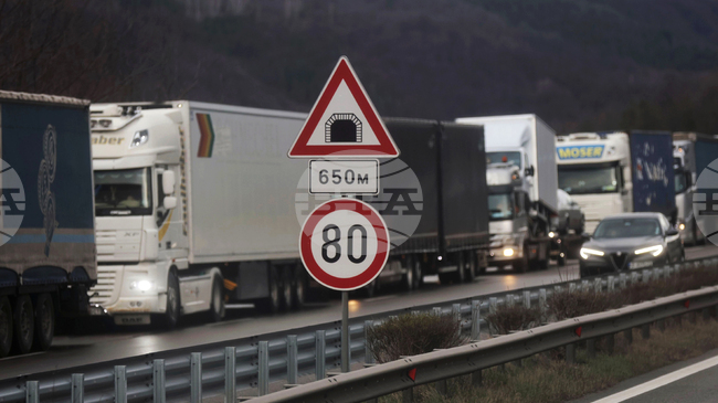 Камион се е обърнал в канавка при 16 км на автомагистрала „Хемус“ в посока София