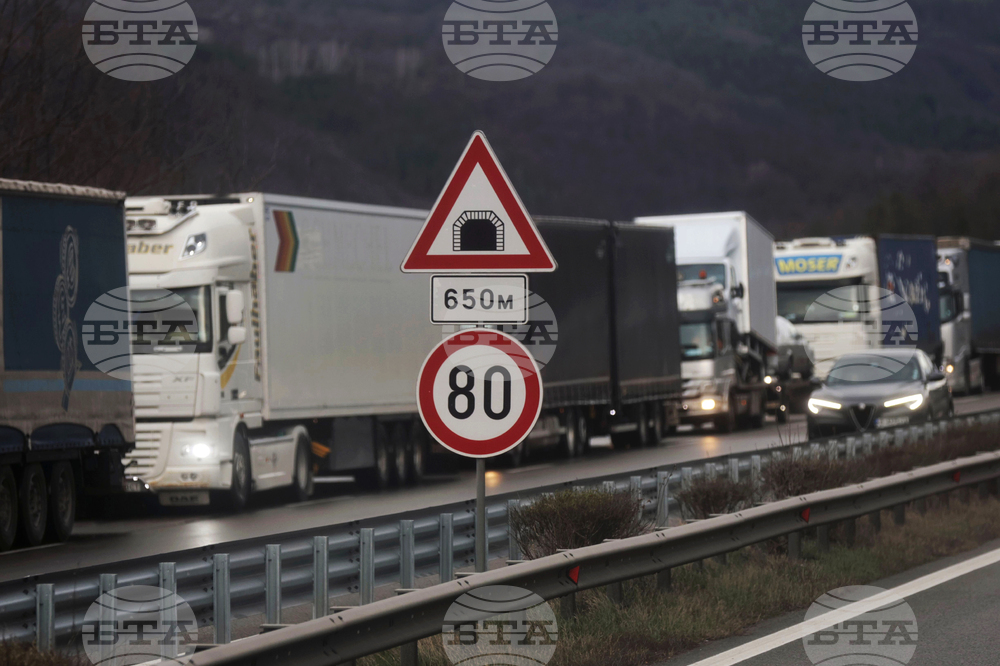 Камион се е обърнал в канавка при 16 км на автомагистрала „Хемус“ в посока София