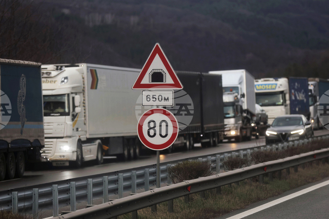 Камион се е обърнал в канавка при 16 км на автомагистрала „Хемус“ в посока София