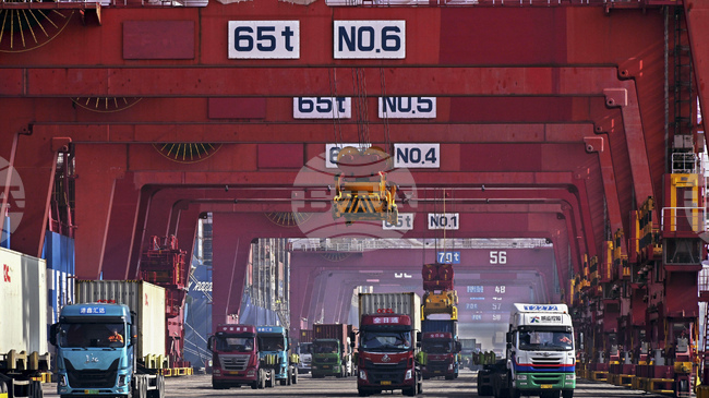 Износът на Китай остава под очакванията през март, докато вносът отбелязва най-голям ръст от над четири години