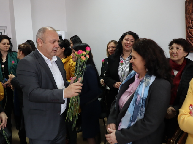 Кметът Изет Шабан отбеляза 8-ми март с дамите от Ардино
