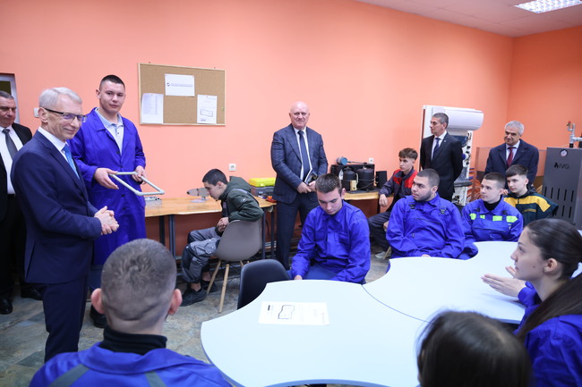 Премиерът Денков: Кадрите са изключително важни, за да развиваме ядрената енергетика