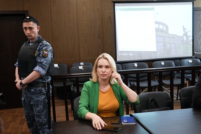 Руските власти наложиха нова глоба на журналистка, противопоставяща се на инвазията в Украйна