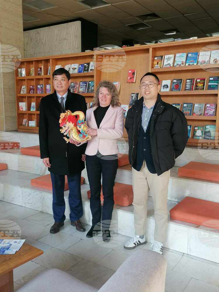 Директорът на Китайския културен център в София подари дървен дракон на библиотеката в Смолян