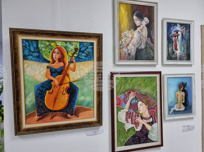 Ямбол - „Тя“ - изложба