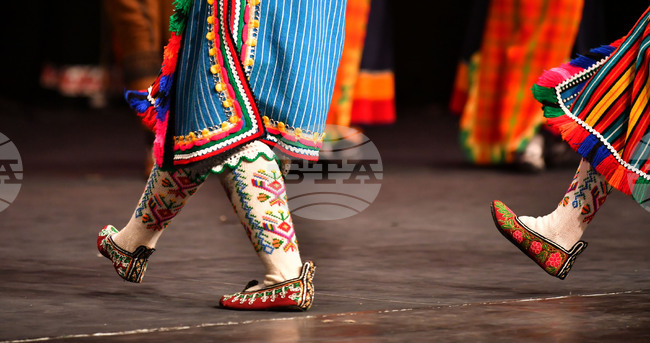 Тридесет и две българчета, живеещи в европейски държави, идват в Пловдив, за да учат „Тракийски танц - Гроздана“ с ансамбъл „Тракия“