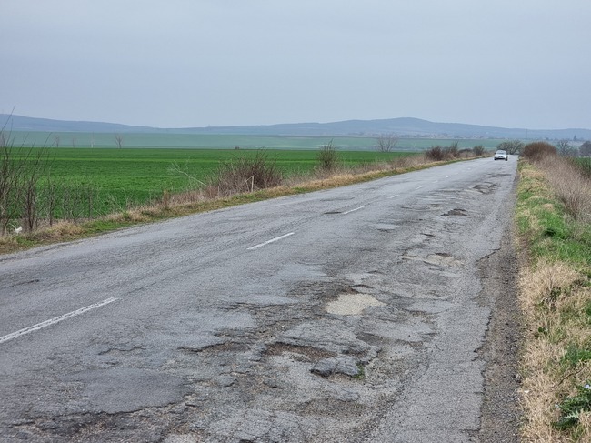 Догодина се очаква да започне ремонт на разбития републикански път от Ямбол за ТЕЦ „Марица изток“
