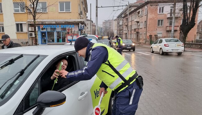 С цвете по повод празника служителите на „Пътна полиция“-Враца посрещаха днес жените водачи