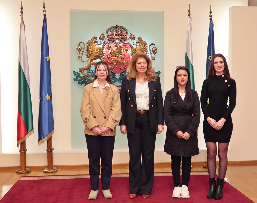 Вицепрезидентът към победителките в „Посланик за един ден“: Запазете критичното си мислене и отстоявайте своя почерк