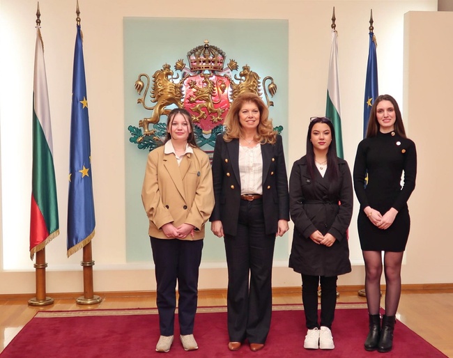 Вицепрезидентът към победителките в „Посланик за един ден“: Запазете критичното си мислене и отстоявайте своя почерк