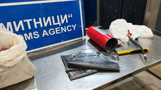 Агенция „Митници“: Близо 5,5 кг хероин, скрити в пожарогасител, задържаха митническите инспектори в района на Дунав мост при Русе