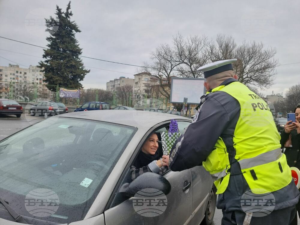 Старозагорски полицаи подариха цветя на изрядни жени шофьорки