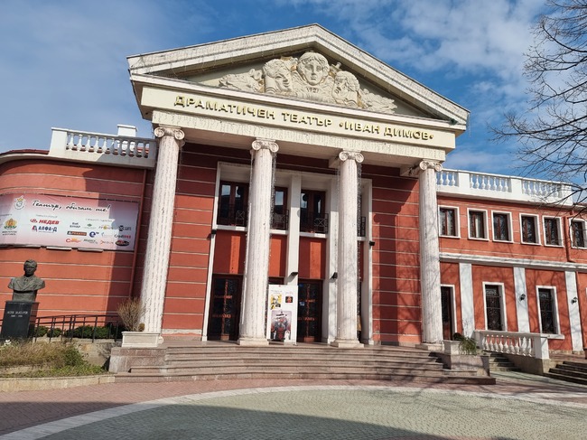 В Хасково Световният ден за борба с тормоза в училище ще бъде отбелязан с авторски спектакъл на Театър „Арлекин“ по сюжети от ежедневието