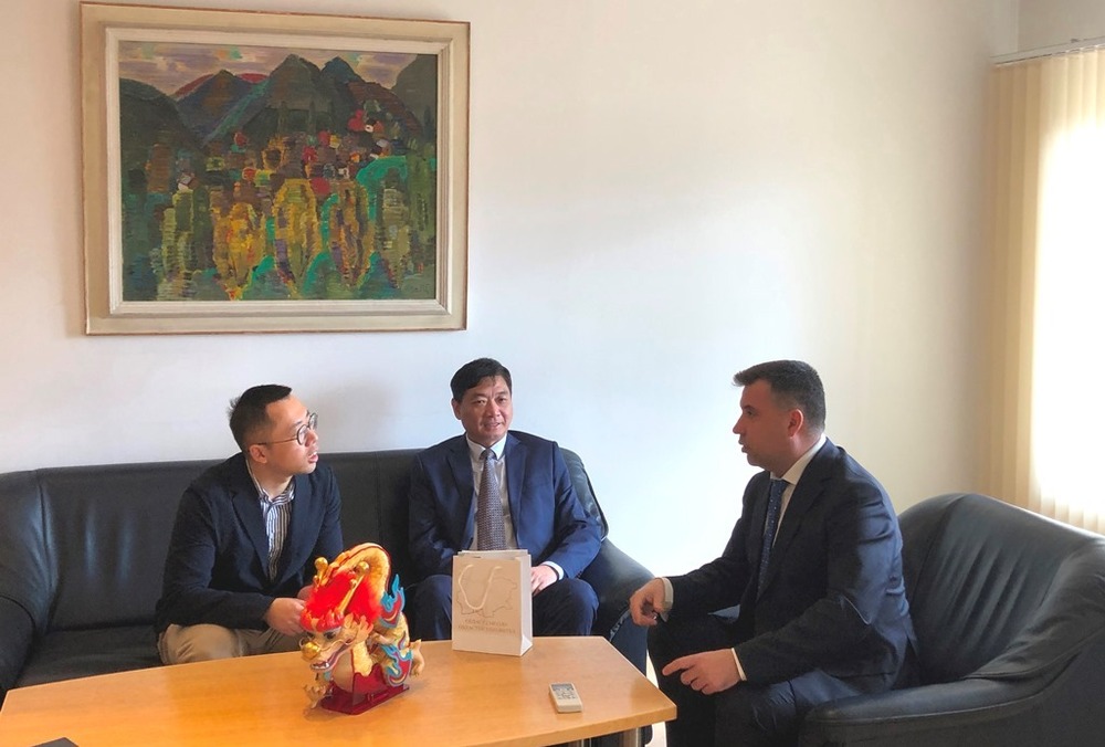 Областна администрация Смолян: Областният управител Захари Сираков представи автентичността на област Смолян в интервю за китайската телевизия CETN