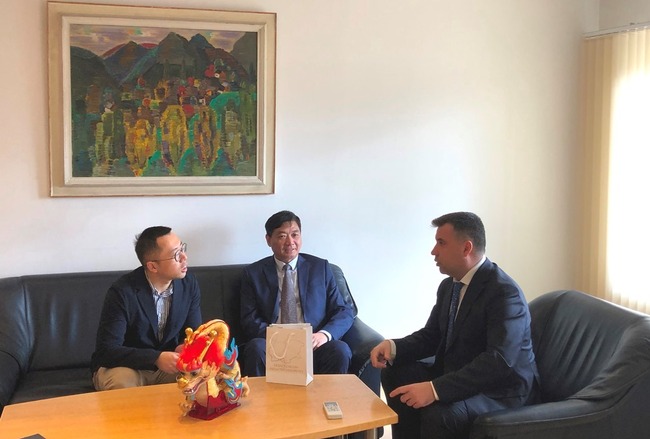 Областна администрация Смолян: Областният управител Захари Сираков представи автентичността на област Смолян в интервю за китайската телевизия CETN