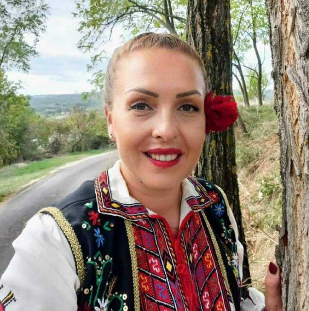 Първото обучение по народно пеене на огледален принцип по двойки организира музикалният педагог Ана Борисова