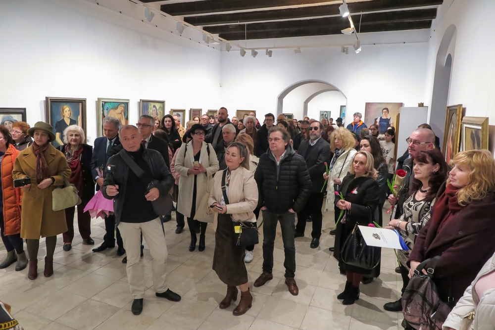Община Варна: Кметът Благомир Коцев приветства всички дами на откриването на изложба, посветена на жената