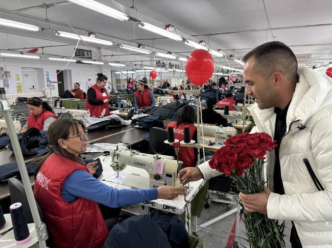 Община Момчилград: 2 000 карамфила раздадоха от името на Илкнур Кязим за 8 март в Момчилград