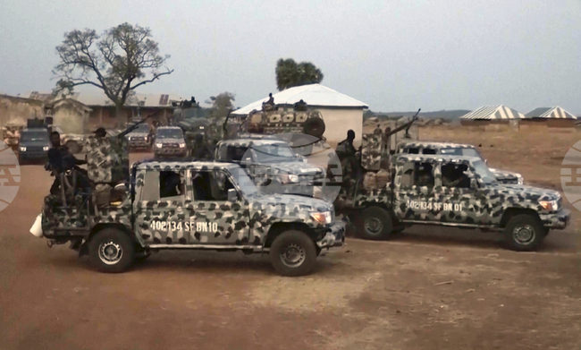 Въоръжени нападатели убиха най-малко шестима и отвлякоха над 100 души в Северозападна Нигерия 