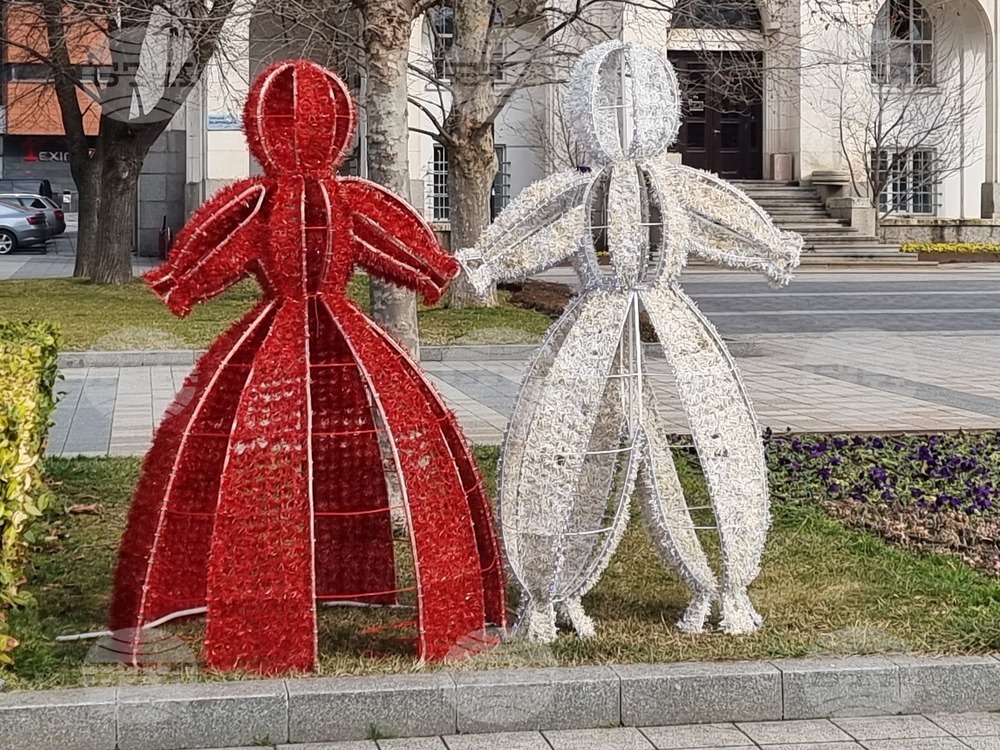 Двуметрови Пижо и Пенда посрещат плевенчани на площад "Възраждане"