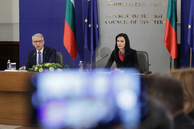 Правителството направи отчет на свършеното за девет месеца, Денков и Габриел дадоха заявка за конструктивни преговори за ротацията