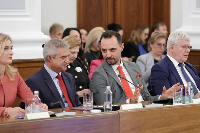 Ще продължим да изпълняваме икономическите приоритети за присъединяването ни към Шенген, еврозоната и ОИСР, заяви министър Богданов