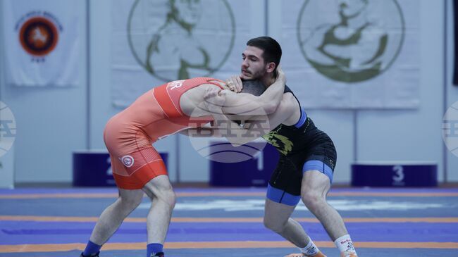 Българските национали по борба свободен стил спечелиха една схватка и допуснаха четири загуби в първия ден на европейското първенство в Зренянин