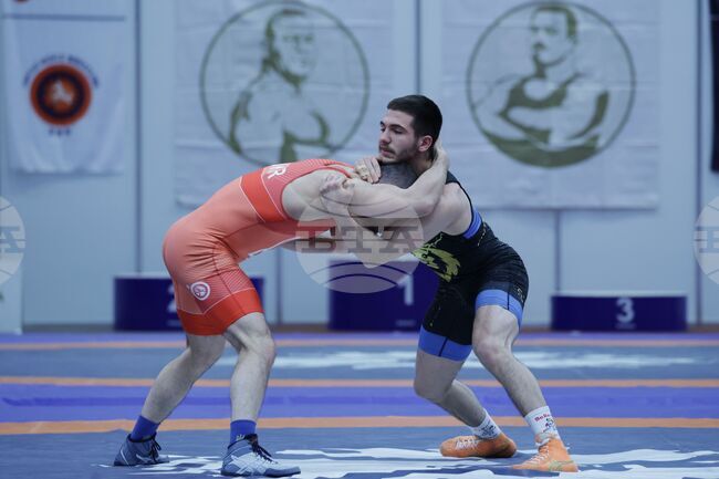 Българските национали по борба свободен стил спечелиха една схватка и допуснаха четири загуби в първия ден на европейското първенство в Зренянин