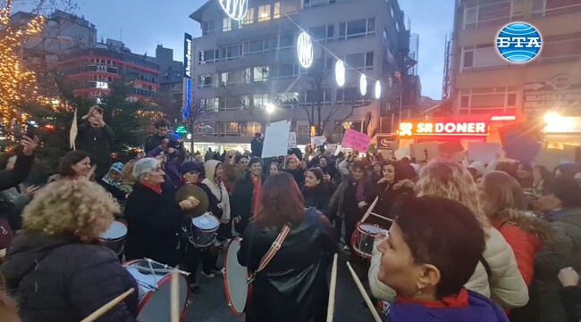 Хиляди жени участваха в демонстрация по повод 8 март в центъра на Анкара