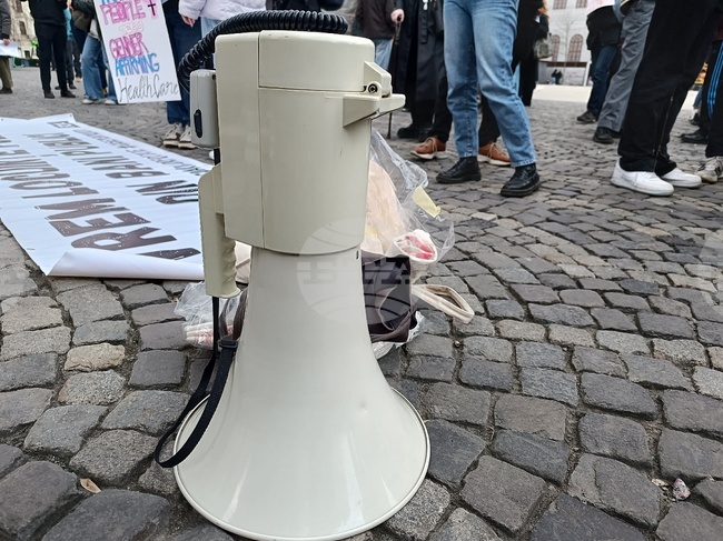 "Режете от корупцията, а не от образованието", призовават студенти на протест в Букурещ