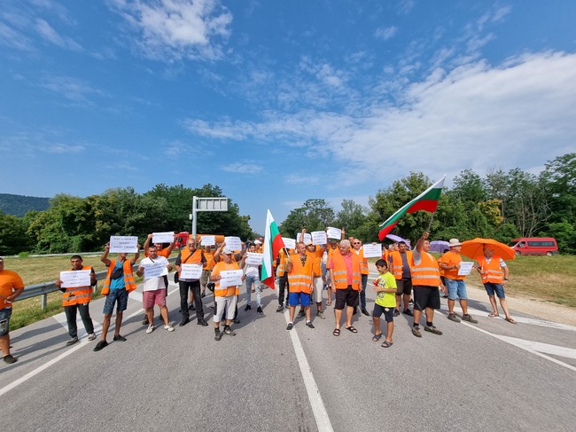 Представители на пътностроителни фирми отново затвориха главните пътища София – Варна и Ловеч – Троян в знак на протест