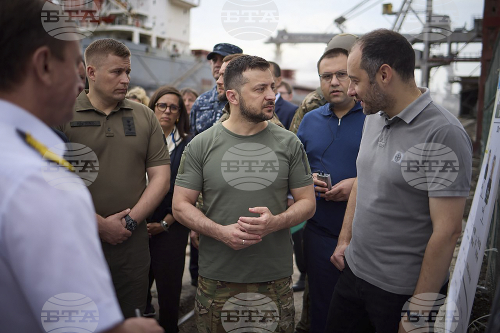 Украинският президент Володимир Зеленски наблюдава подготовката за подновяване на износа на зърно в района на Одеса