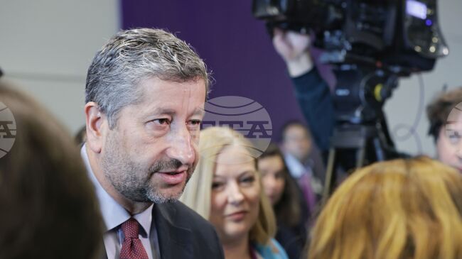 Категорично невярно е, че съм съдействал за сваляне на санкциите срещу Делян Пеевски, написа във Фейсбук Христо Иванов в отговор на Бойко Борисов